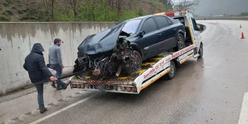 Tokat’ta otomobil istinat duvarına çarptı