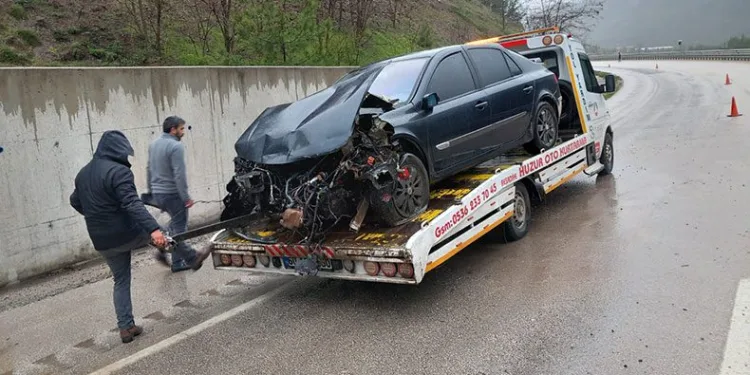 Tokat’ta otomobil istinat duvarına çarptı