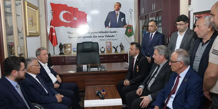 Bakan Akar’dan anlamlı ziyaret