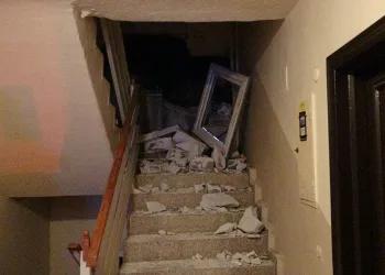 İstinat duvarı apartmanın üzerine çöktü