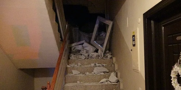 İstinat duvarı apartmanın üzerine çöktü