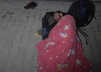 Lojman isteyen memur, sokağa yorgan attı