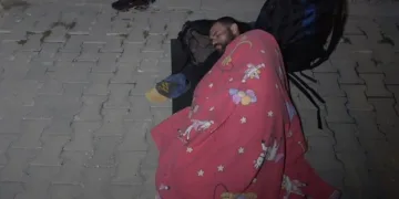 Lojman isteyen memur, sokağa yorgan attı