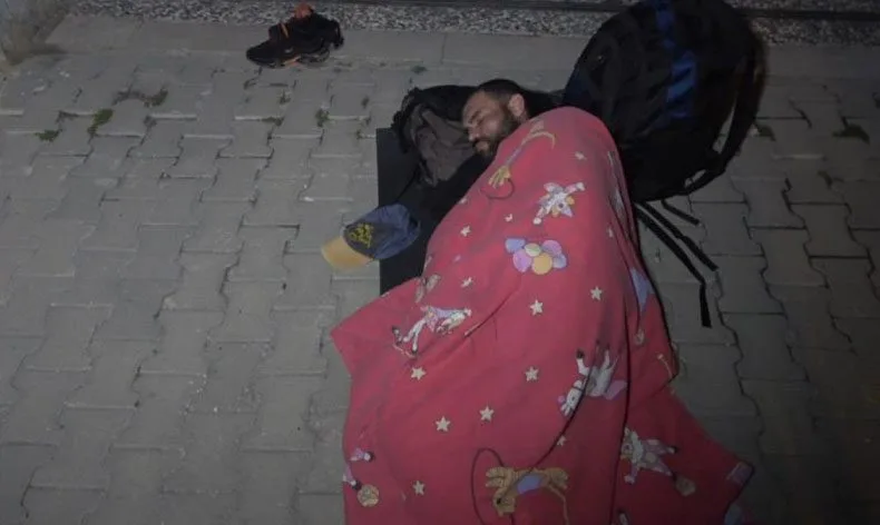 Lojman isteyen memur, sokağa yorgan attı