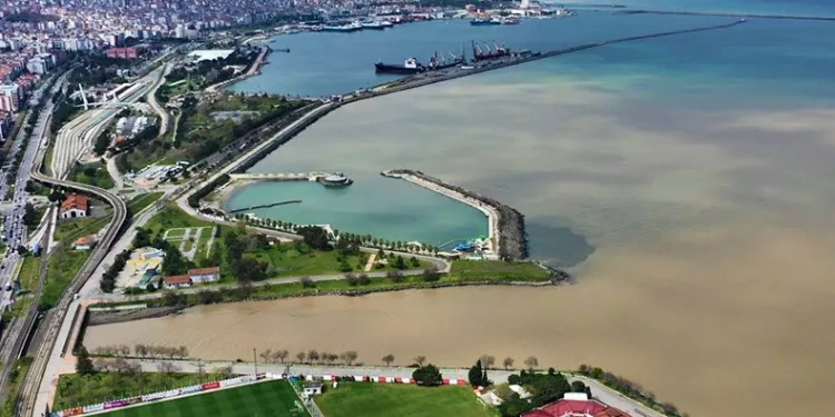 Nisan yağmurları Karadeniz’i çamura boyadı