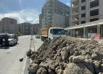‘Arsa benim’ dedi, kum döktürüp yolu kapattı