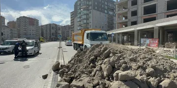 ‘Arsa benim’ dedi, kum döktürüp yolu kapattı
