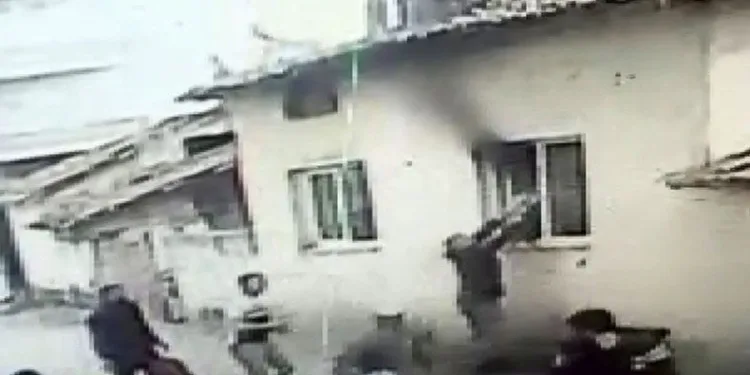 Uykuda yangına yakalandı