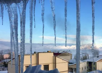 Tehlike saçan buz kütleleri temizlendi