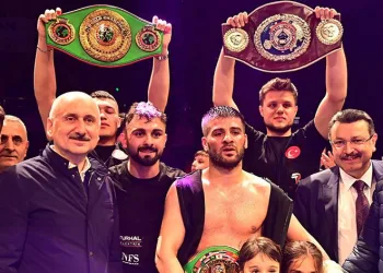 Şampiyon boksöre kemerini Bakan Karaismailoğlu taktı