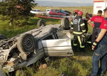 Bayram ziyaretinden dönen ailenin aracı takla attı
