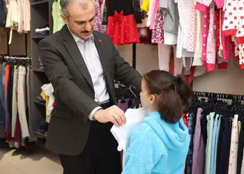 Yetim çocuklara bayramlık hediyesi