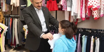 Yetim çocuklara bayramlık hediyesi
