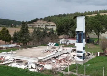 Bina yıkıldı, asansör kulesi ayakta kaldı