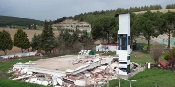 Bina yıkıldı, asansör kulesi ayakta kaldı