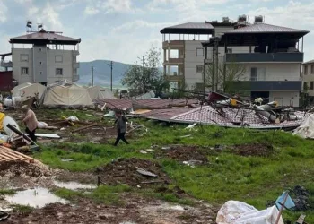 Fırtına çatıları uçurdu