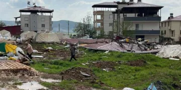 Fırtına çatıları uçurdu