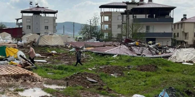 Fırtına çatıları uçurdu