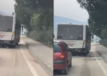 Bursa’da seyir halindeki halk otobüsü yan yan gitti