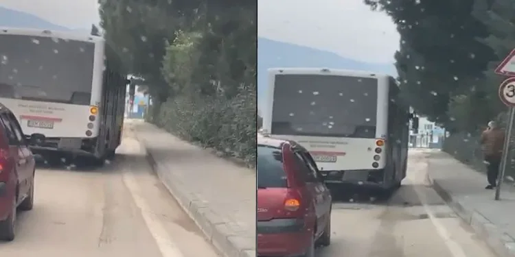 Bursa’da seyir halindeki halk otobüsü yan yan gitti