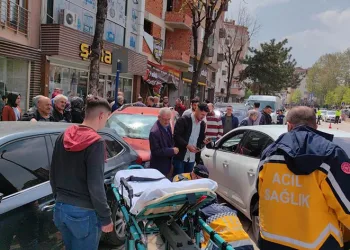 Otomobil park halindeki araçlara çarptı