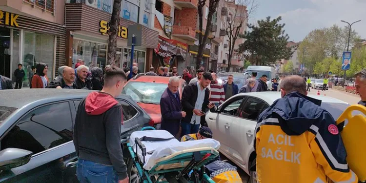 Otomobil park halindeki araçlara çarptı