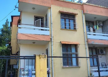 Ev sahibi çıkarmak isteyince, eşyalarını satılığa çıkardı
