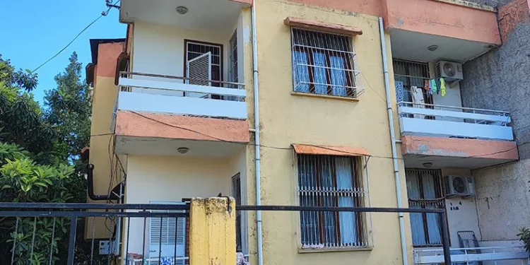 Ev sahibi çıkarmak isteyince, eşyalarını satılığa çıkardı