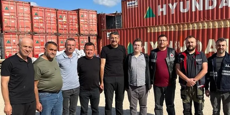 Maden işçileriyle bayramlaştı