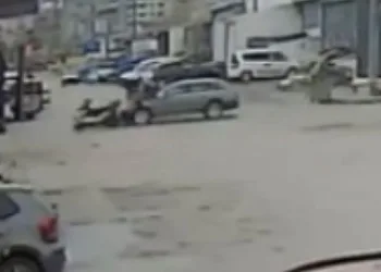Bursa’da otomobilin çarptığı motosikletli kurye havaya fırladı