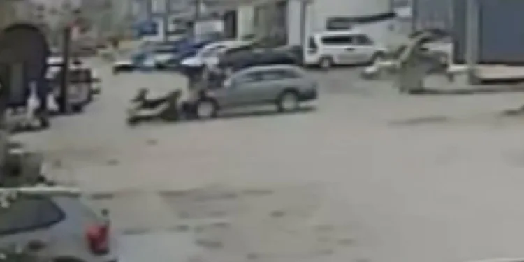 Bursa’da otomobilin çarptığı motosikletli kurye havaya fırladı