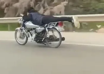 Bursa’da motosikletli canını hiçe saydı