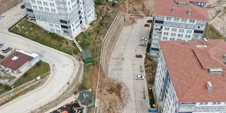 İstinat duvarları yağışın etkisiyle çöküyor