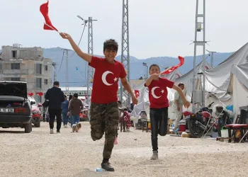 Çadır kent kırmızı beyaza büründü