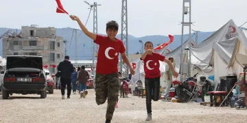 Çadır kent kırmızı beyaza büründü