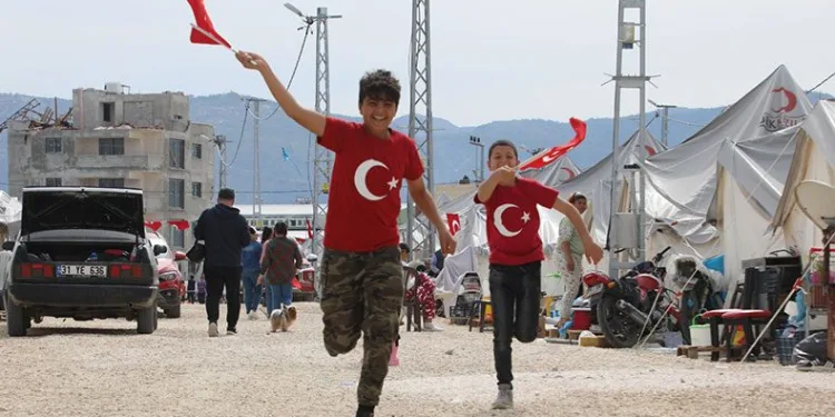 Çadır kent kırmızı beyaza büründü