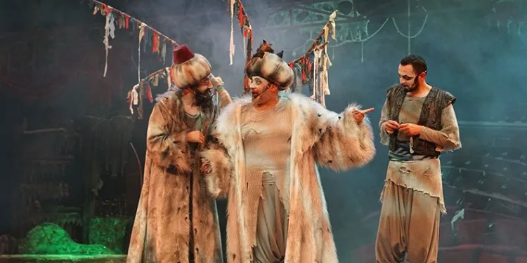 Başrol oyuncusu rahatsızlanınca,yönetmen sahneye çıktı
