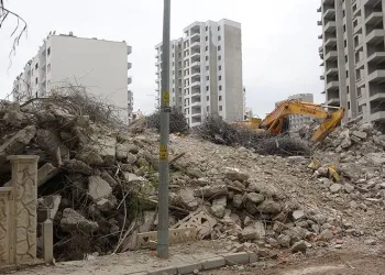 Depremde ağır hasar alan bina yıkıldı
