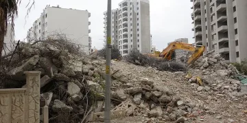 Depremde ağır hasar alan bina yıkıldı