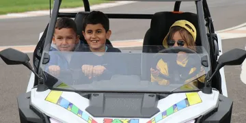 Sofuoğlu’ndan minik depremzedelere bisiklet hediyesi