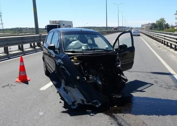 Sürücüsünün hakimiyetini kaybettiği otomobil bariyerlere çarptı