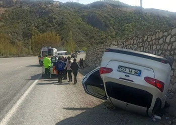 İstinat duvarına çarpan otomobil takla attı
