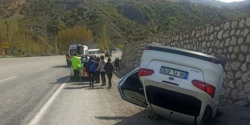İstinat duvarına çarpan otomobil takla attı