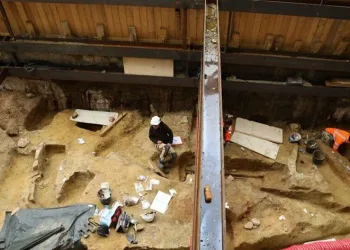 Paris’te 50 antik mezar bulundu