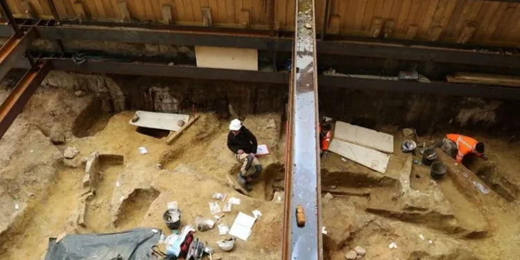 Paris’te 50 antik mezar bulundu