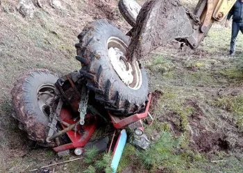 Devrilen traktörün sürücüsü yaralandı