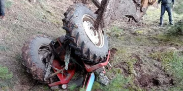 Devrilen traktörün sürücüsü yaralandı