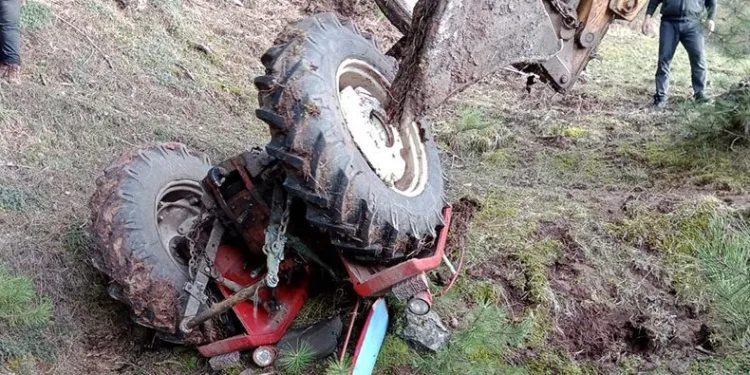 Devrilen traktörün sürücüsü yaralandı