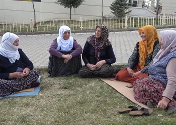 Memleketlerinden uzak, yarım, buruk bayram