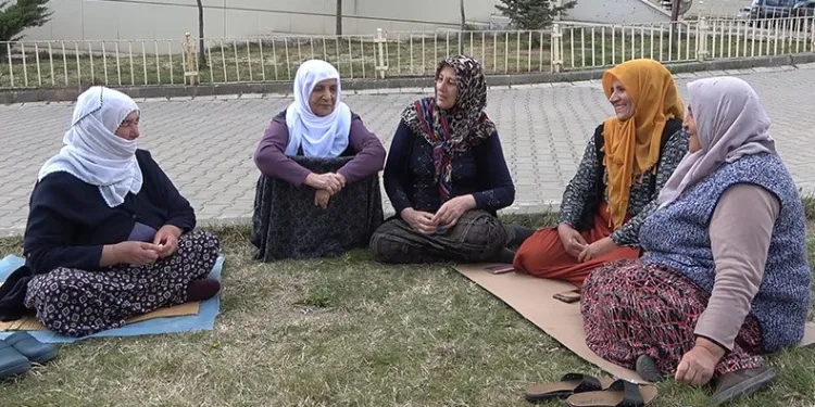 Memleketlerinden uzak, yarım, buruk bayram